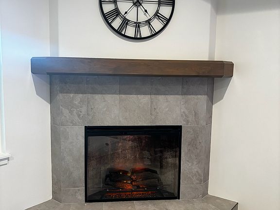4th image of 379 Bainbridge Pl