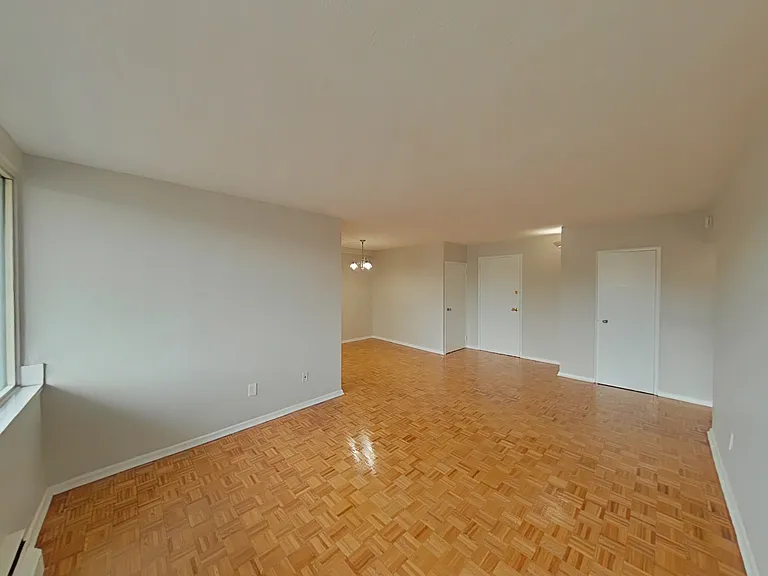 36 Thorncliffe Park Dr — Photo 14