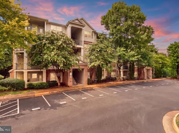 12112 Garden Grove Cir Unit 201, Fairfax, VA 22030