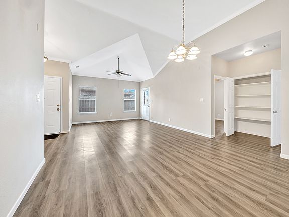 3rd image of 907 Lake Dr