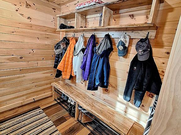 Bench & Cubbies Convey