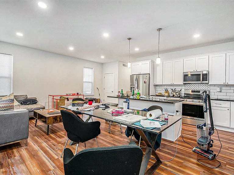 435 Hiscock St — Photo 4