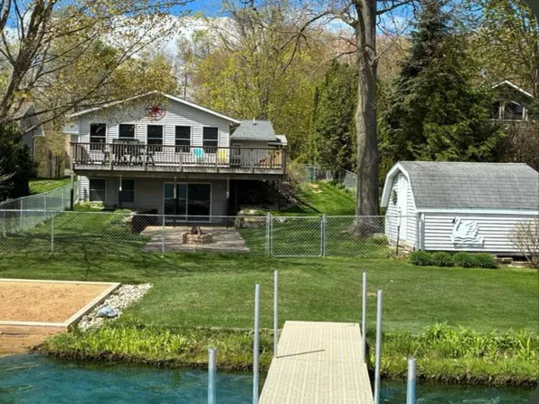 4460 S Sherman Ave, Fremont, MI 49412