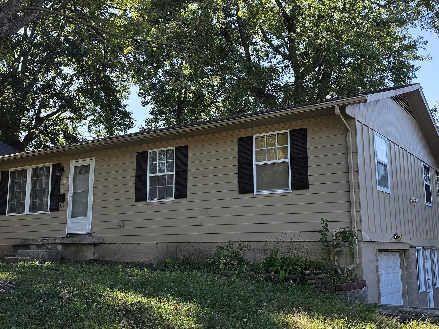 3 bed, 1100 sqft, $1,450 — Photo 1