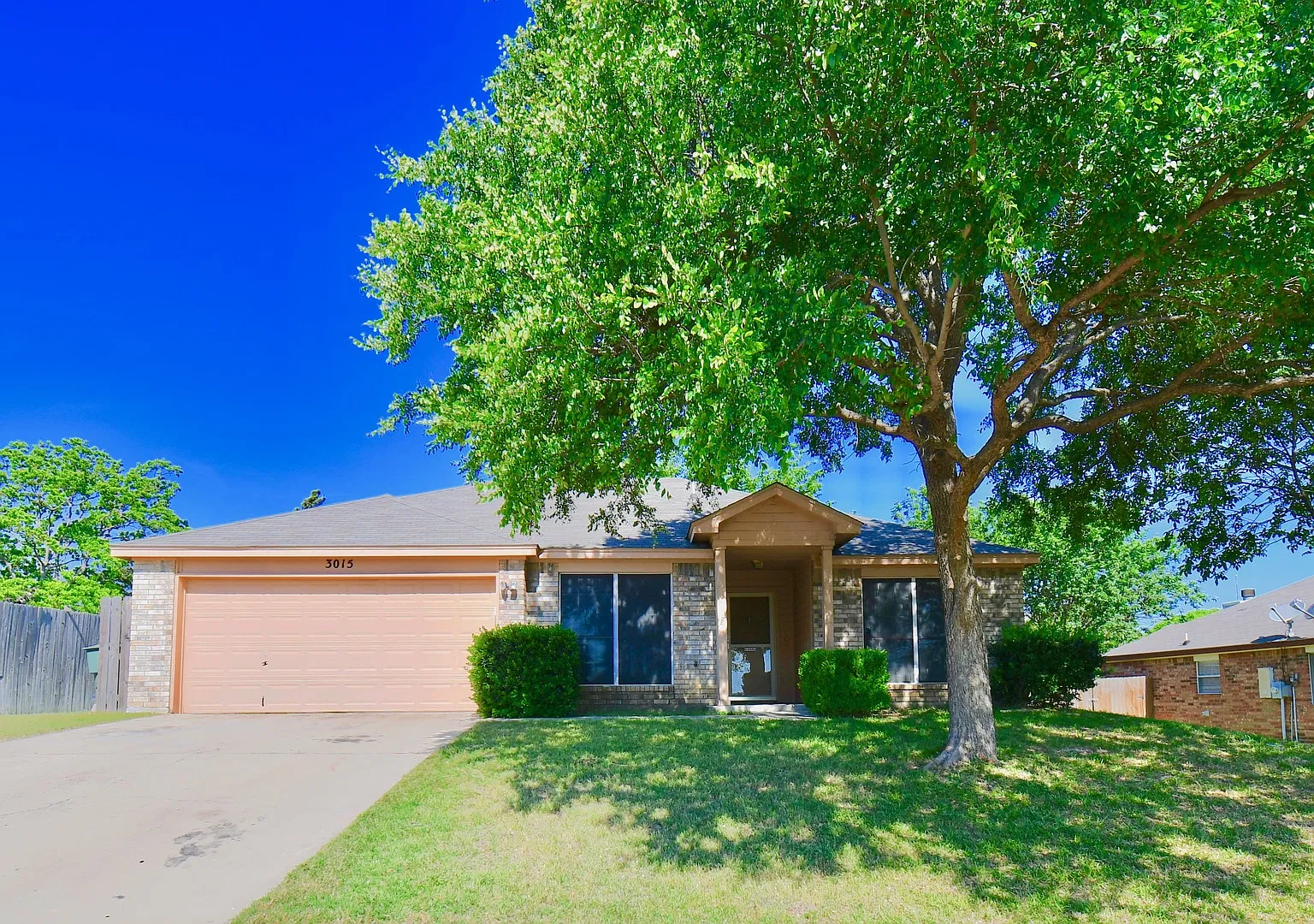Delightful 3 Bedroom, 2 Bath, 2 Car Garage Home with Wood Buring Fire Place — Photo 1