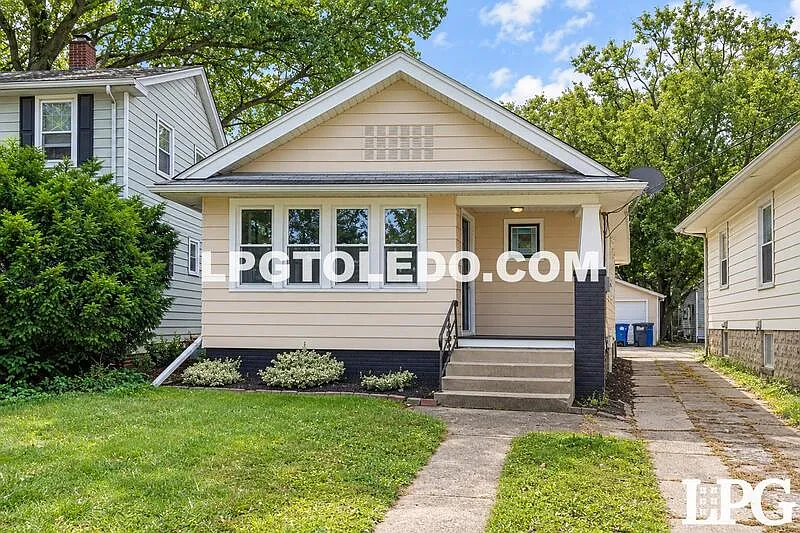 2 bed, 1.0 bath, 838 sqft, $1,200 — Photo 1