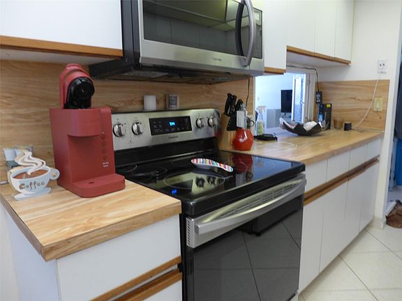 4th image of 330 SE 20 Avenue #220