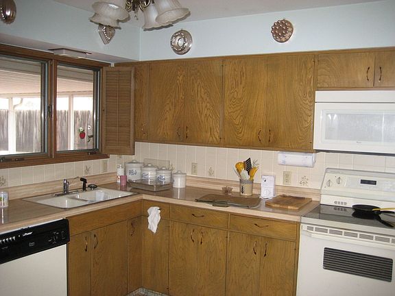 3rd image of 1006 Lenox St
