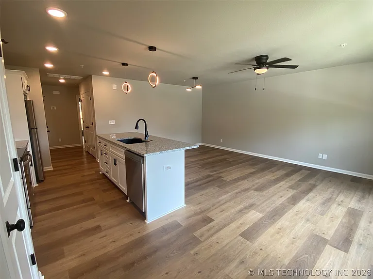 207 E 3rd St N #D — Photo 3