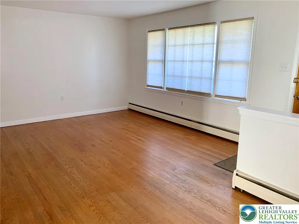 3 bed, 2.0 bath, 1470 sqft, $2,300 — Photo 4