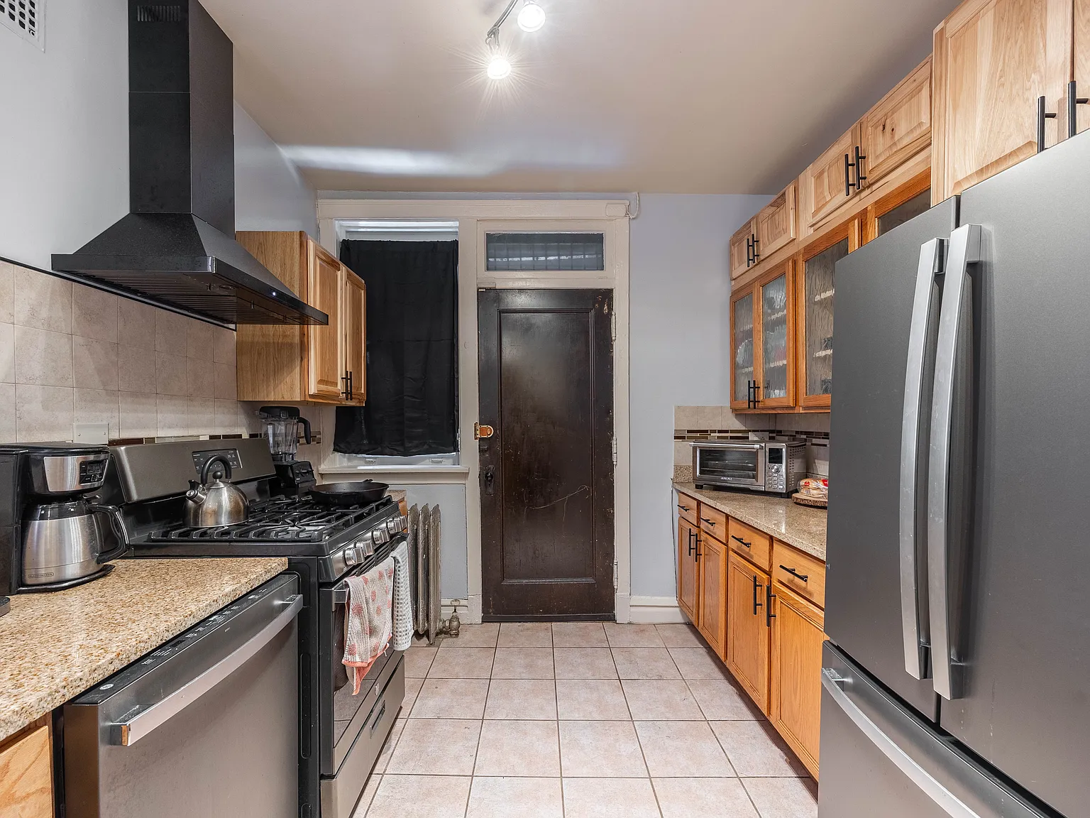 3 bed, 2400 sqft, $2,800 — Photo 3
