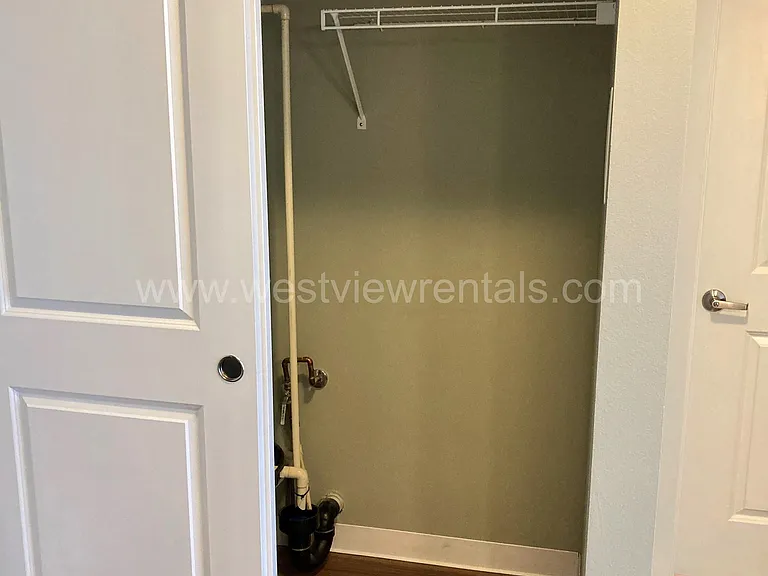 203 E Laurel St — Photo 127