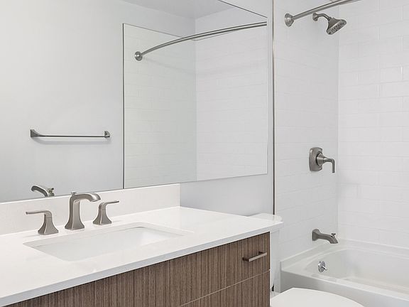 4th image of 600 Pine Hollow Rd #106A