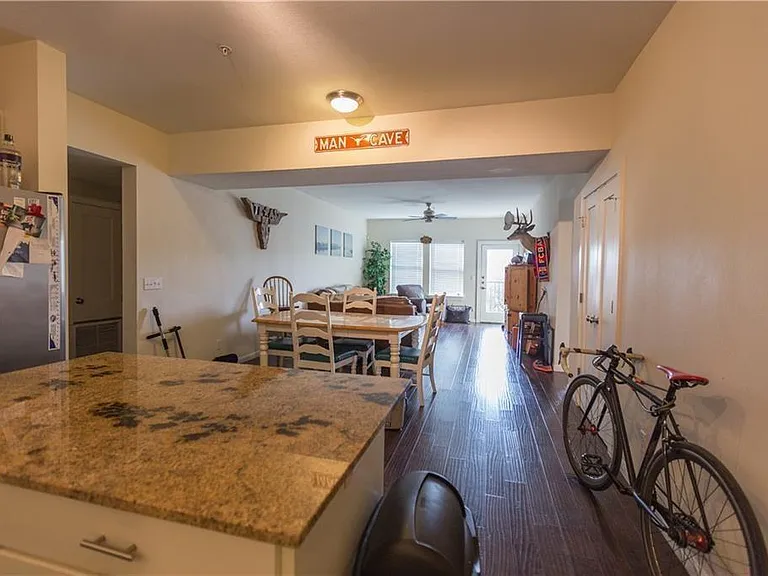 104-2708 San Pedro St #104 — Photo 3