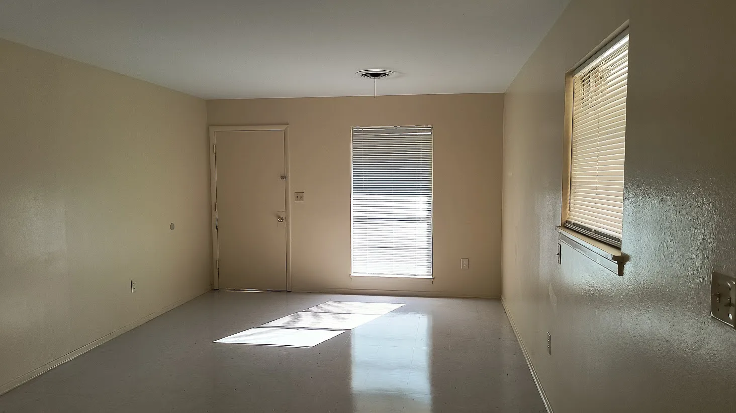1002 Bloomfield Drive - 1 — Photo 2