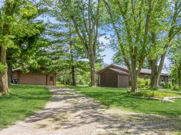 6203 42nd St NE, Cedar Rapids, IA 52411
