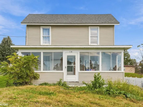 318 W State St, Oxford, IA 52322