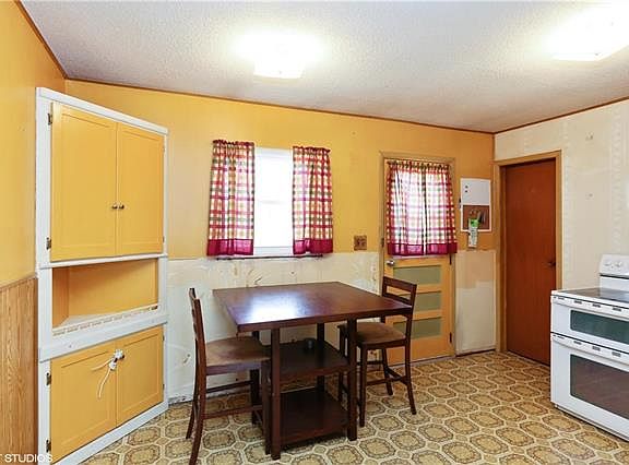 5th image of 16112 E Elm St