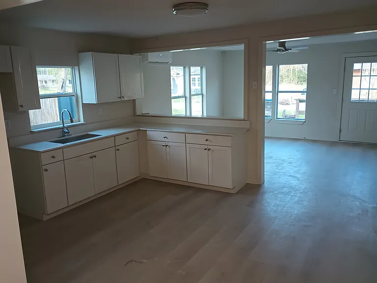906 Peach St — Photo 3