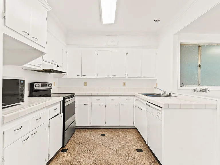 1015 82nd Ave — Photo 8