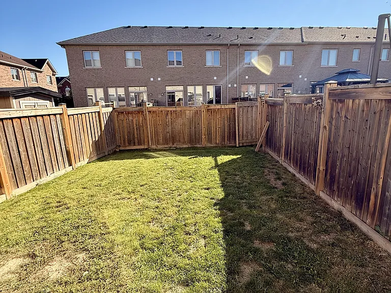 Hanson Cres — Photo 10