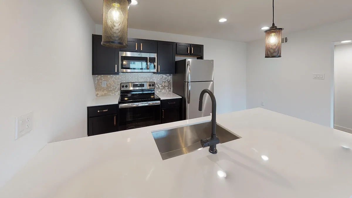 Building Photo - Live Oak Manor