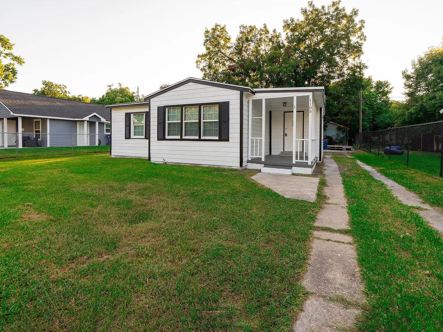 2 bed, 1.0 bath, 938 sqft, $1,250 — Photo 1