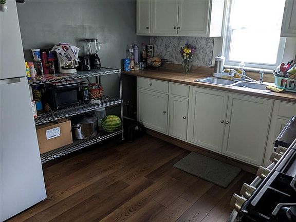 4th image of 606 Brown St