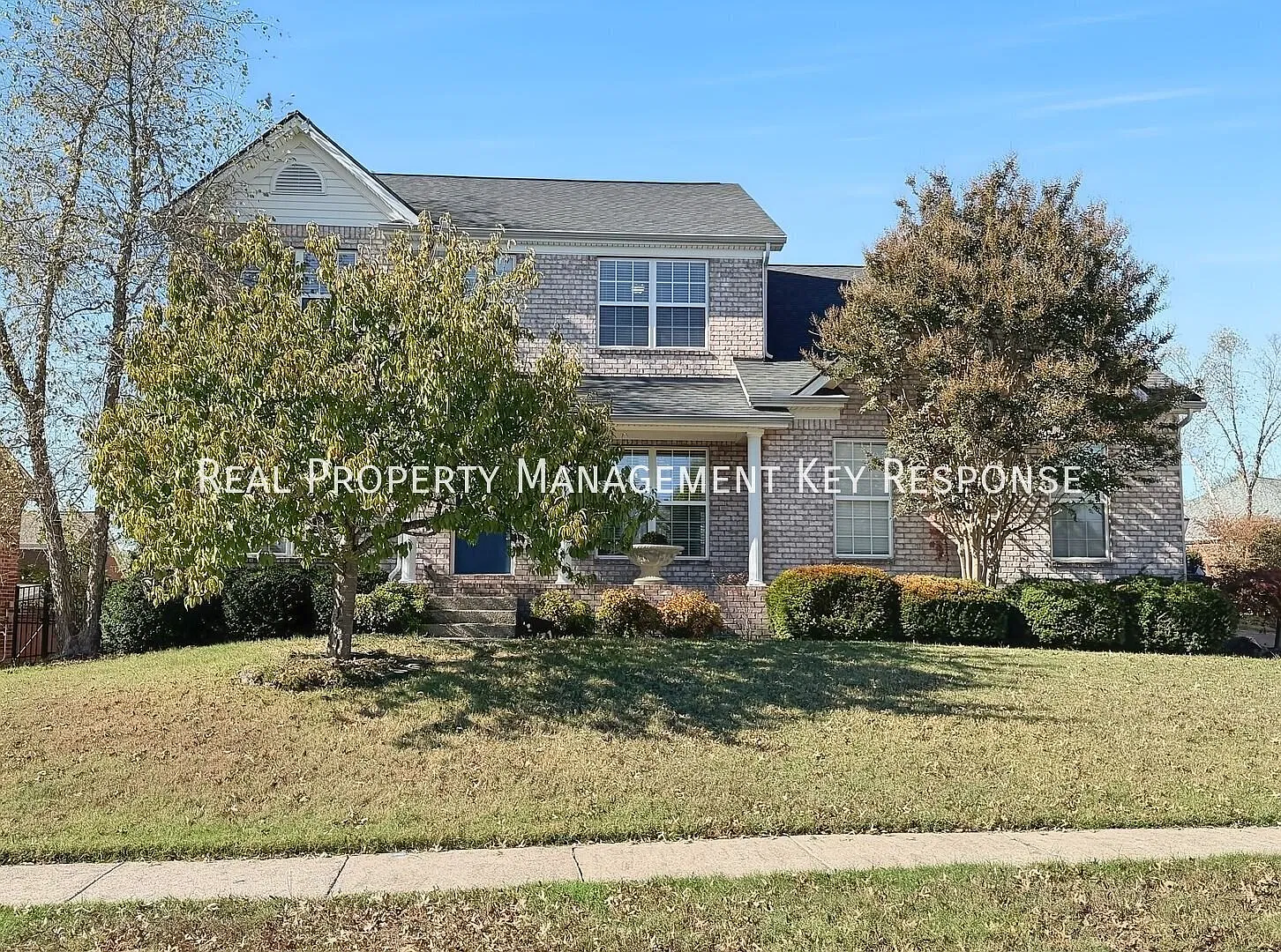 Beautiful 4-Bedroom Home with Two-Story Living Room, Main-Level Primary Suite, Community Pool & U... — Photo 1