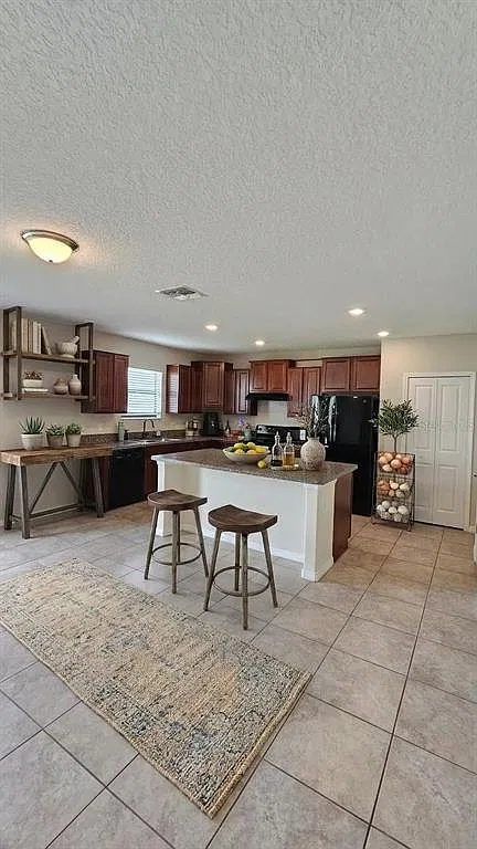4 bed, 2.5 bath, 2584 sqft, $2,400 — Photo 2