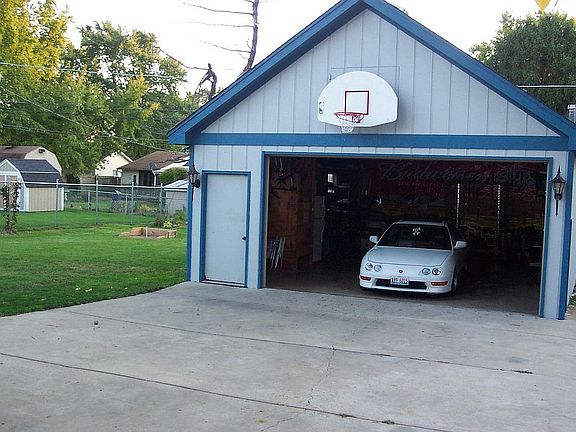 4th image of 2307 Parkrose St