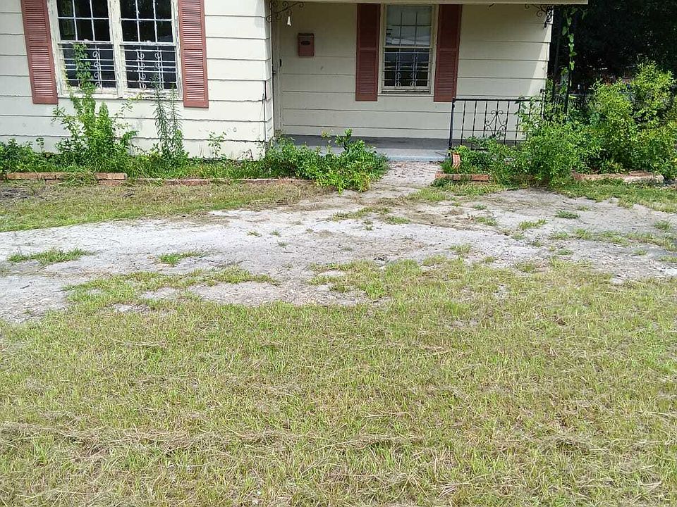 1st image of 702 Lawyers Ln