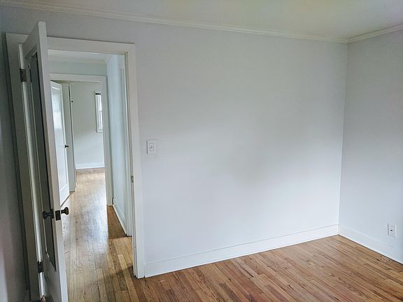 Back bedroom alternate looking into hallway