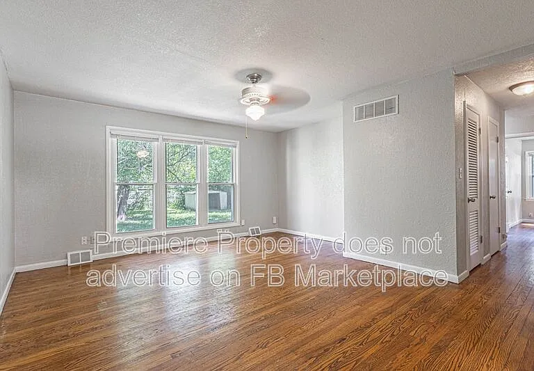 1112 E Elm St — Photo 2