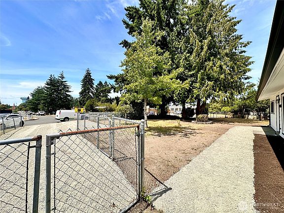 3rd image of 4816 Diamond Boulevard SW