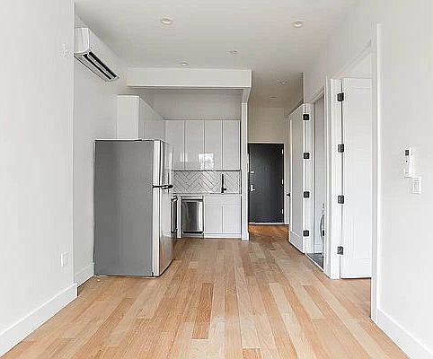 2nd image of 1118 Putnam Ave #4B