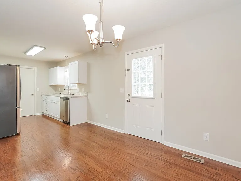 581 Woodcrest Dr — Photo 5
