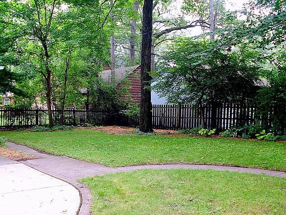 5th image of 521 W Oakridge St