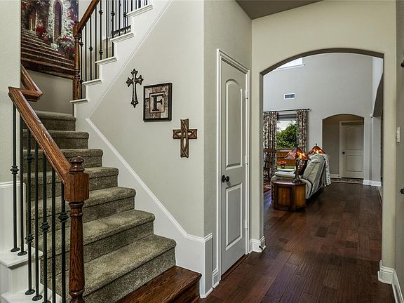 3rd image of 601 Lavaine Ln