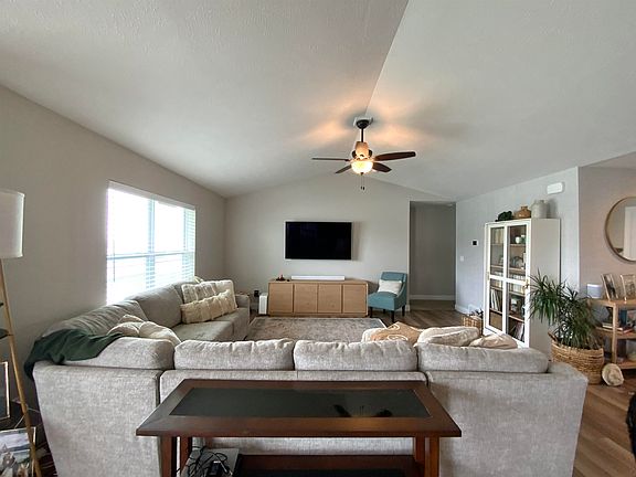 3rd image of 4020 W Parkland Cir.