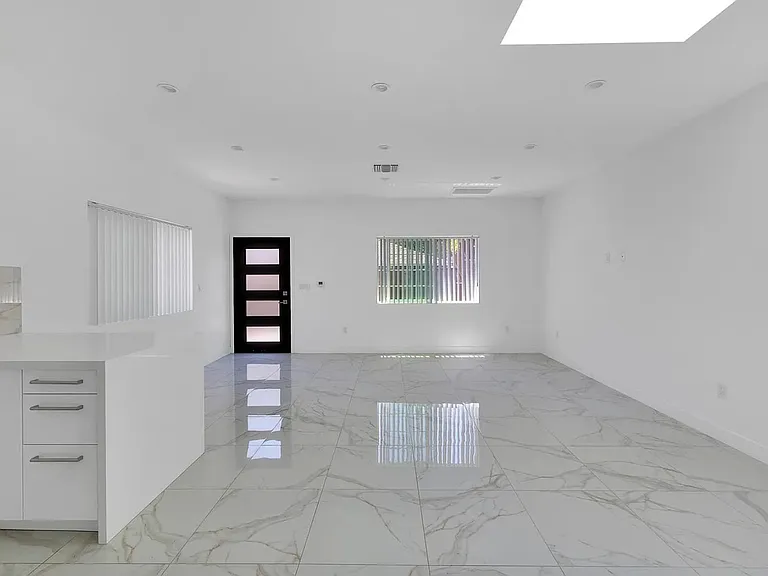 634 E Valencia Ave — Photo 7