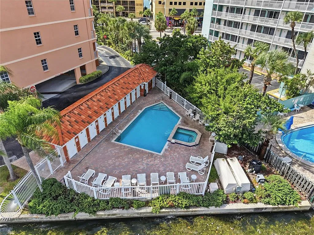 530 S Gulfview Blvd — Photo 4