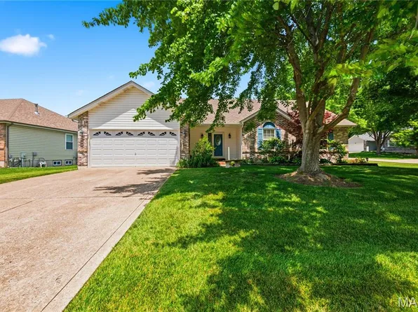 3808 Pine Forest Ln, Saint Charles, MO 63304