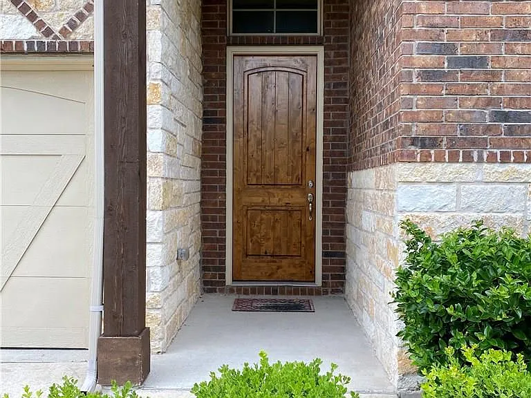 821 Richardson Ln — Photo 6