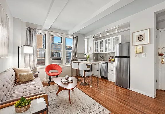 3rd image of 365 W 20th St APT 7C