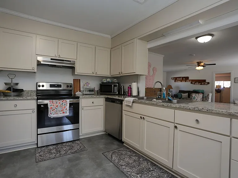 206 E Grady St — Photo 6