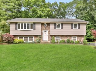 4 Widgeon Pl, West Nyack, NY 10994