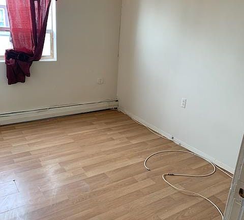 5th image of 500 Westbury Ave
