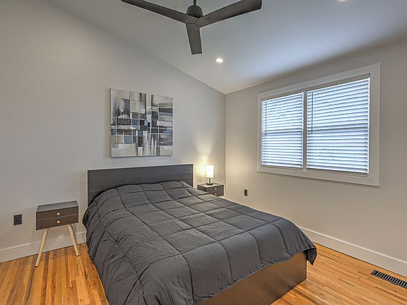 2nd image of 2711 Glenoaks Dr
