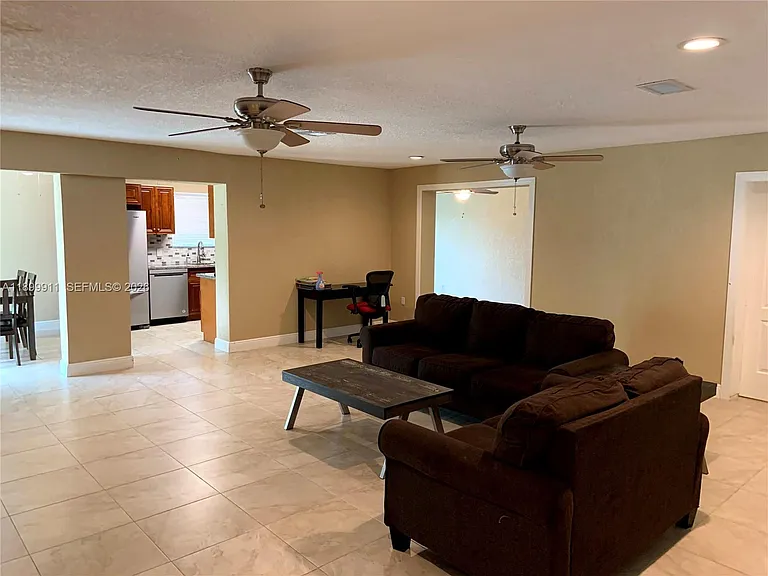 6407 SW 5th St — Photo 4